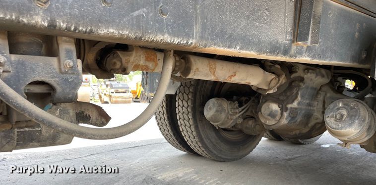 image for item DS5520 1995 Ford  L8000 dump truck