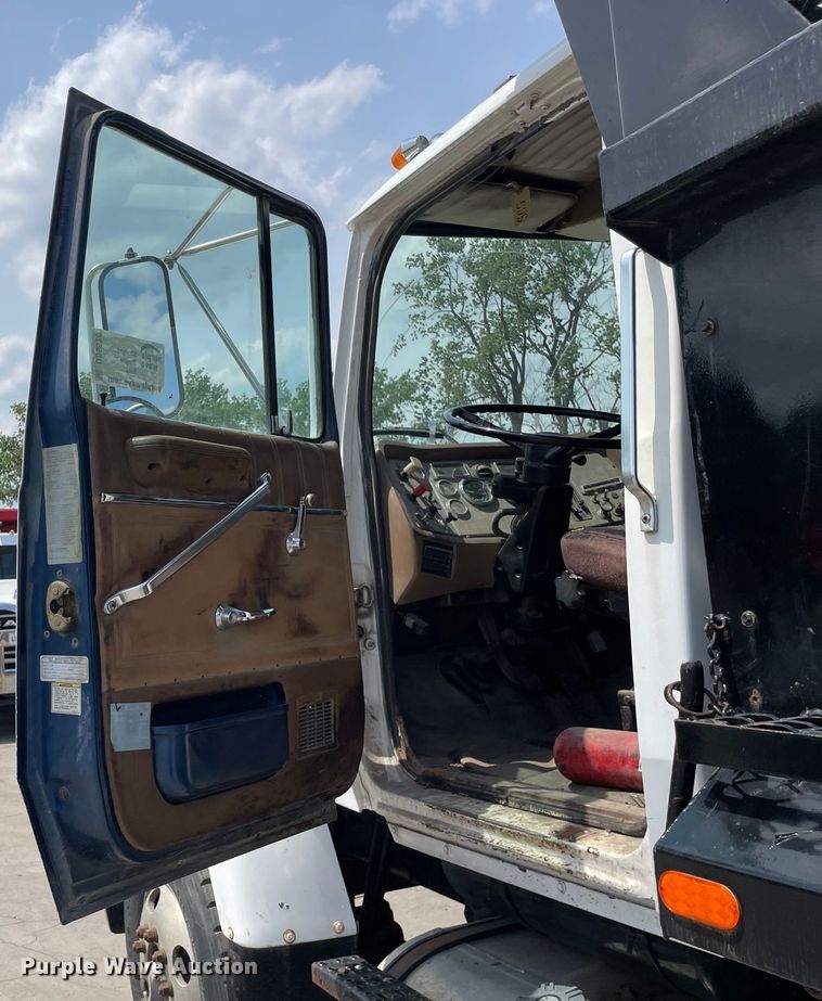 image for item DS5520 1995 Ford  L8000 dump truck