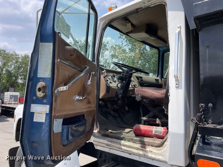 image for item DS5520 1995 Ford  L8000 dump truck