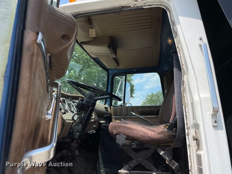 image for item DS5520 1995 Ford  L8000 dump truck