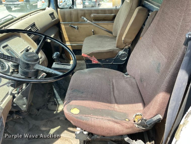 image for item DS5520 1995 Ford  L8000 dump truck