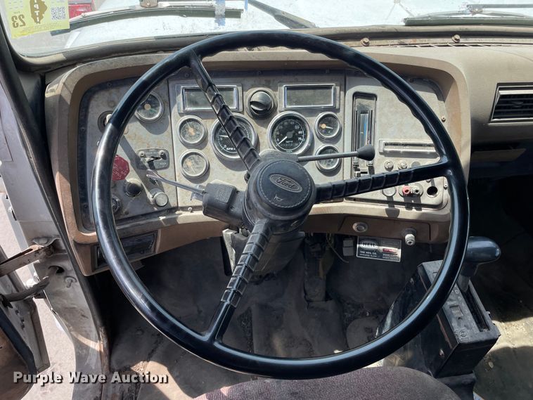 image for item DS5520 1995 Ford  L8000 dump truck