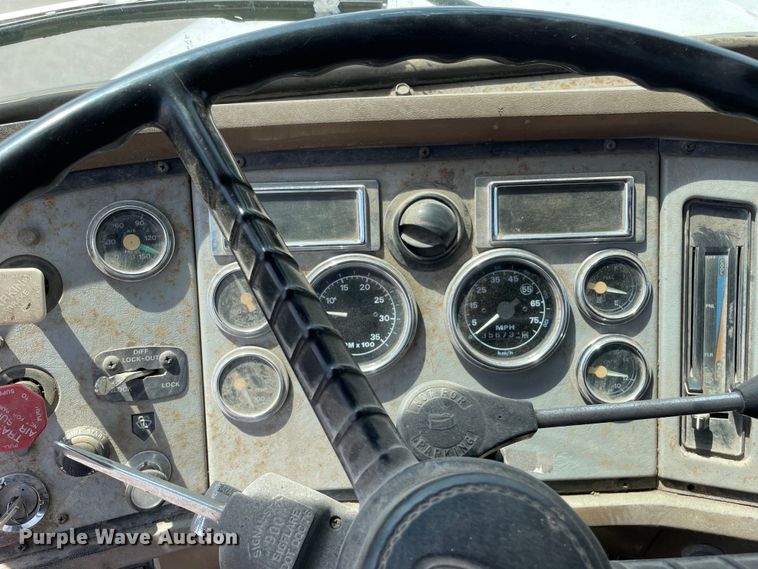 image for item DS5520 1995 Ford  L8000 dump truck