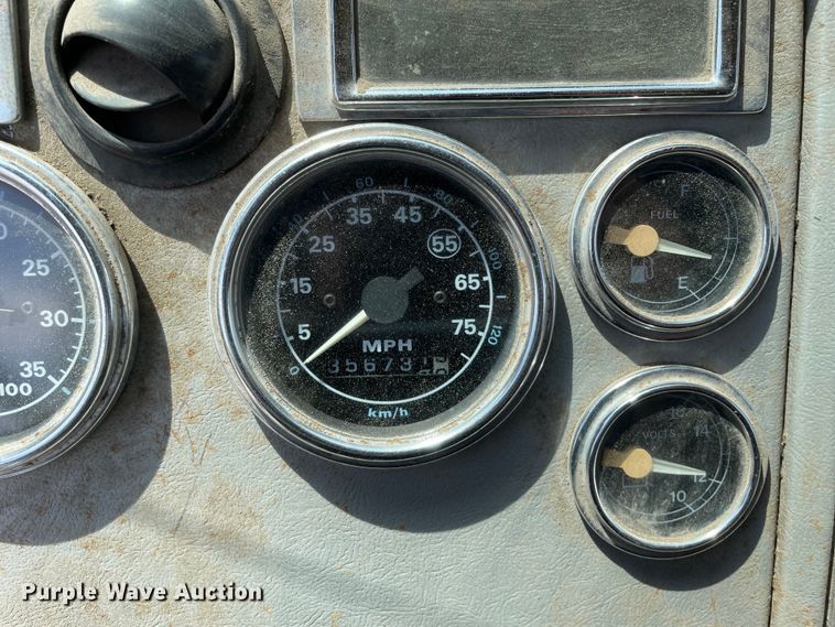 image for item DS5520 1995 Ford  L8000 dump truck