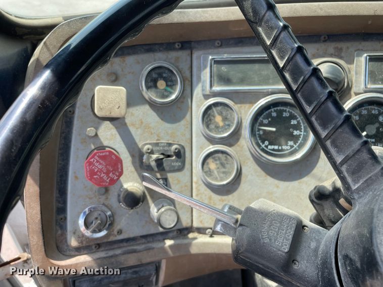 image for item DS5520 1995 Ford  L8000 dump truck