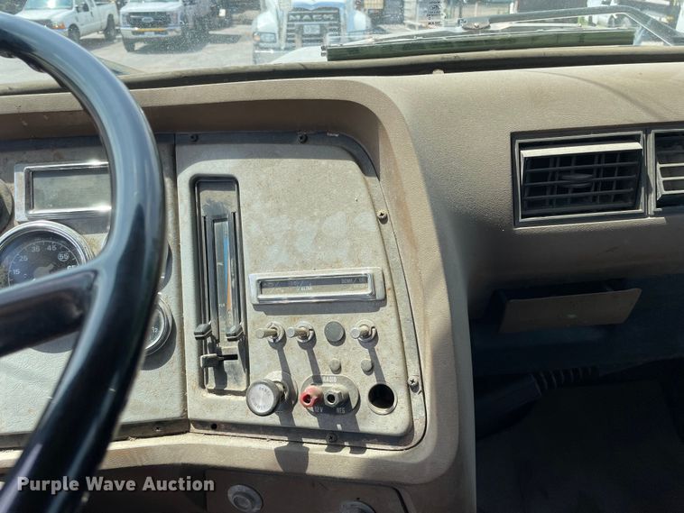 image for item DS5520 1995 Ford  L8000 dump truck