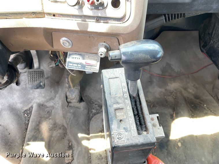 image for item DS5520 1995 Ford  L8000 dump truck