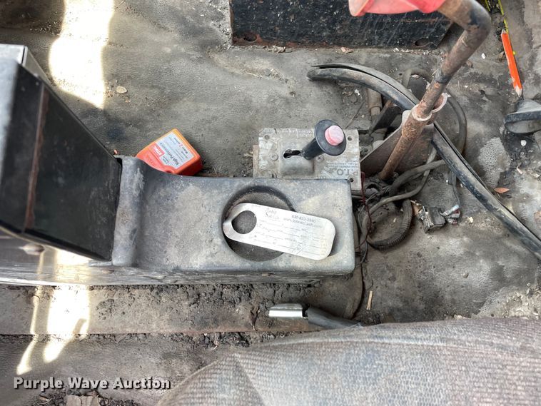 image for item DS5520 1995 Ford  L8000 dump truck