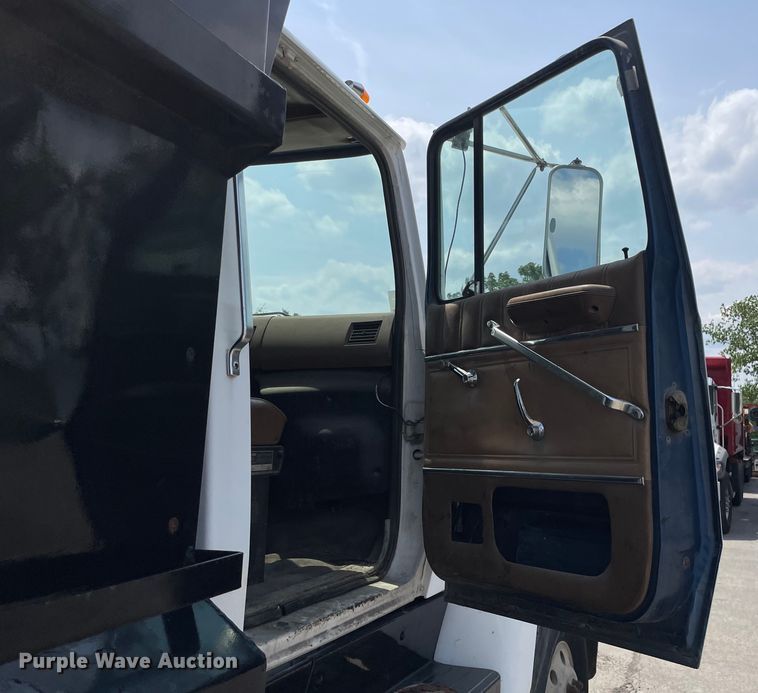 image for item DS5520 1995 Ford  L8000 dump truck