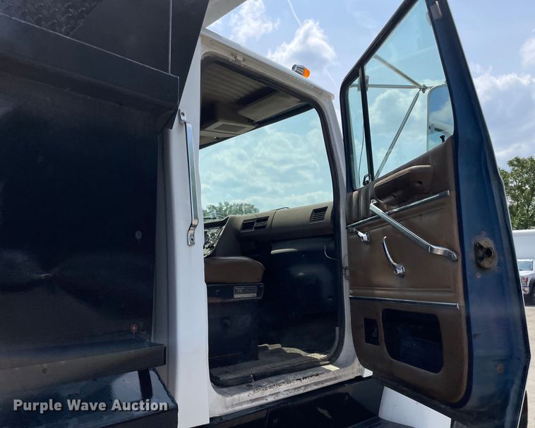 image for item DS5520 1995 Ford  L8000 dump truck