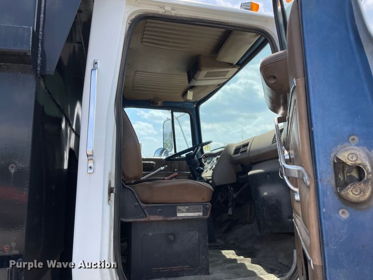 image for item DS5520 1995 Ford  L8000 dump truck