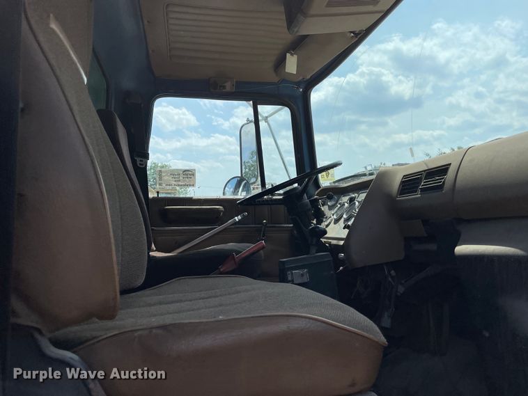 image for item DS5520 1995 Ford  L8000 dump truck