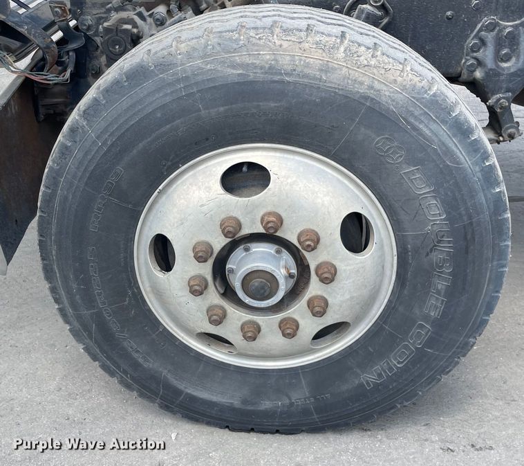 image for item DS5520 1995 Ford  L8000 dump truck