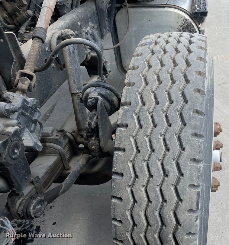 image for item DS5520 1995 Ford  L8000 dump truck