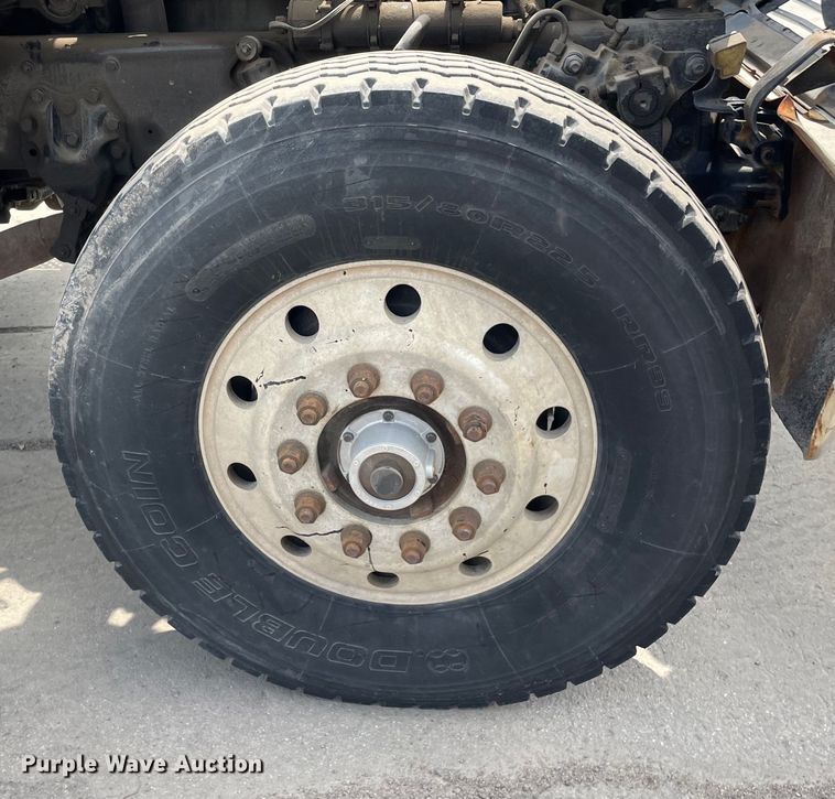 image for item DS5520 1995 Ford  L8000 dump truck