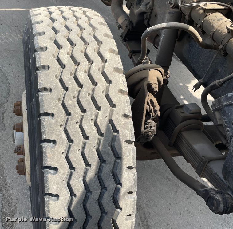 image for item DS5520 1995 Ford  L8000 dump truck