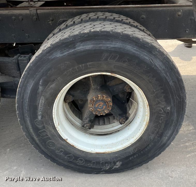 image for item DS5520 1995 Ford  L8000 dump truck