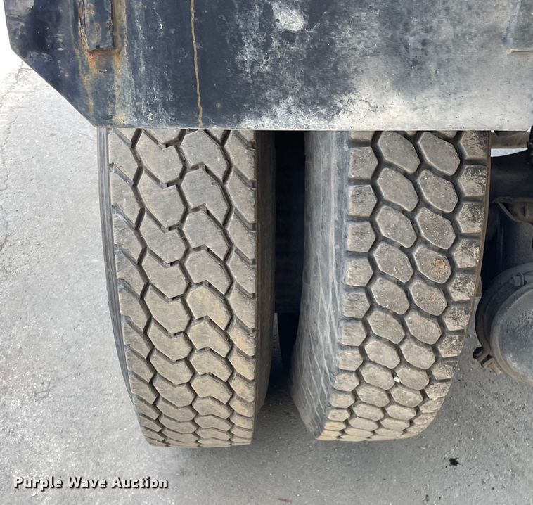 image for item DS5520 1995 Ford  L8000 dump truck