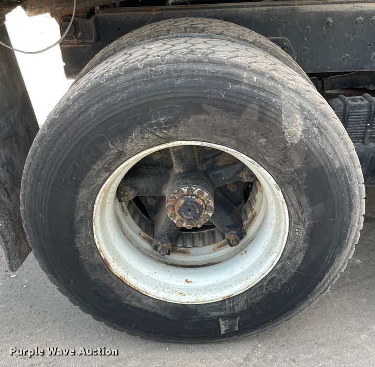 image for item DS5520 1995 Ford  L8000 dump truck