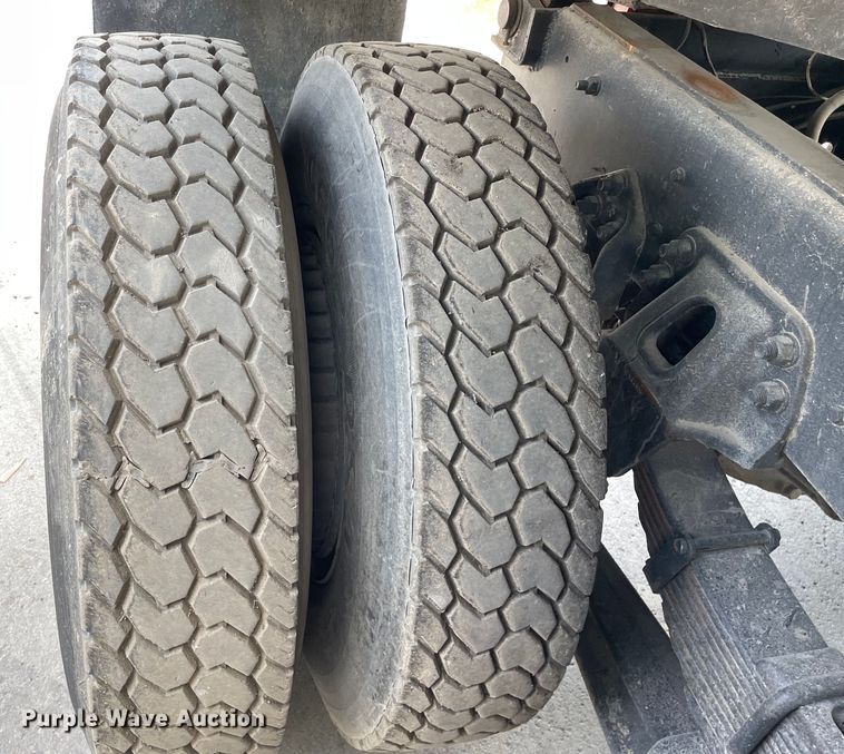 image for item DS5520 1995 Ford  L8000 dump truck