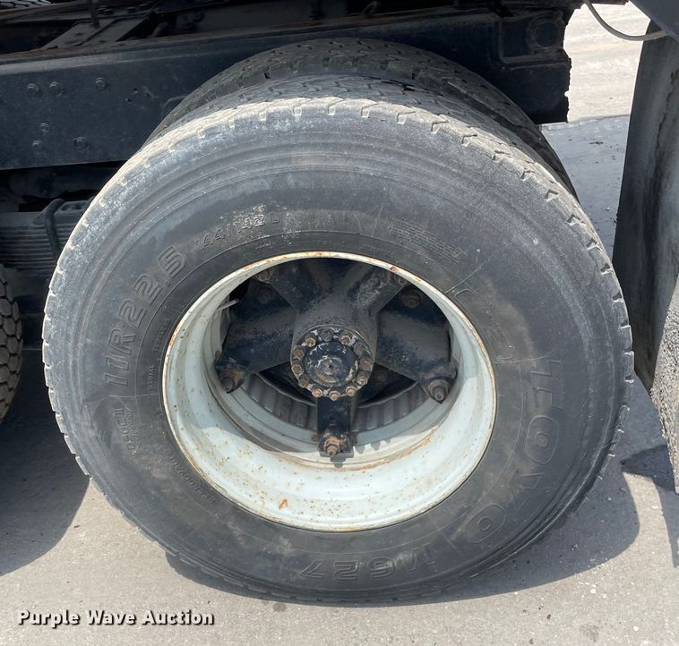 image for item DS5520 1995 Ford  L8000 dump truck