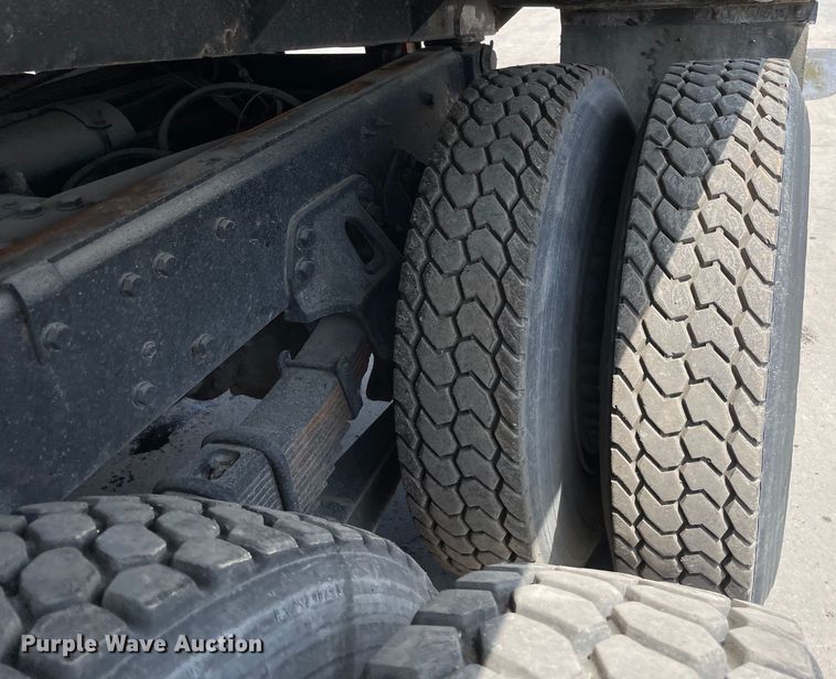 image for item DS5520 1995 Ford  L8000 dump truck