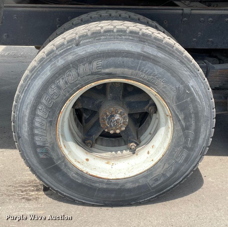 image for item DS5520 1995 Ford  L8000 dump truck