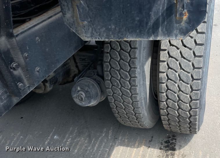 image for item DS5520 1995 Ford  L8000 dump truck