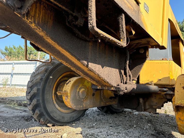 image for item DS5567 1968 John Deere 570A motor grader