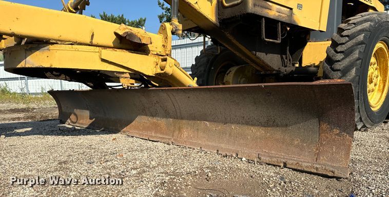 image for item DS5567 1968 John Deere 570A motor grader