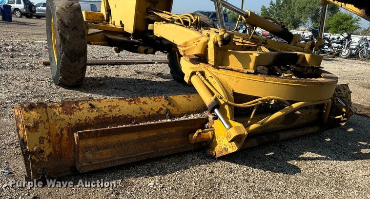 image for item DS5567 1968 John Deere 570A motor grader