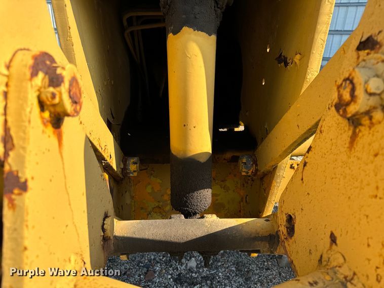 image for item DS5567 1968 John Deere 570A motor grader