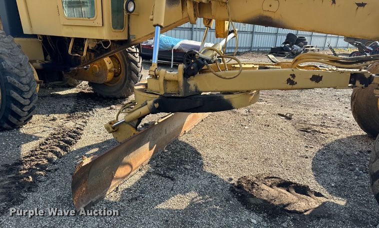 image for item DS5567 1968 John Deere 570A motor grader