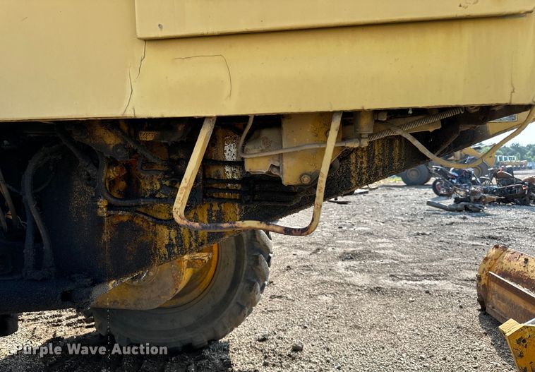 image for item DS5567 1968 John Deere 570A motor grader