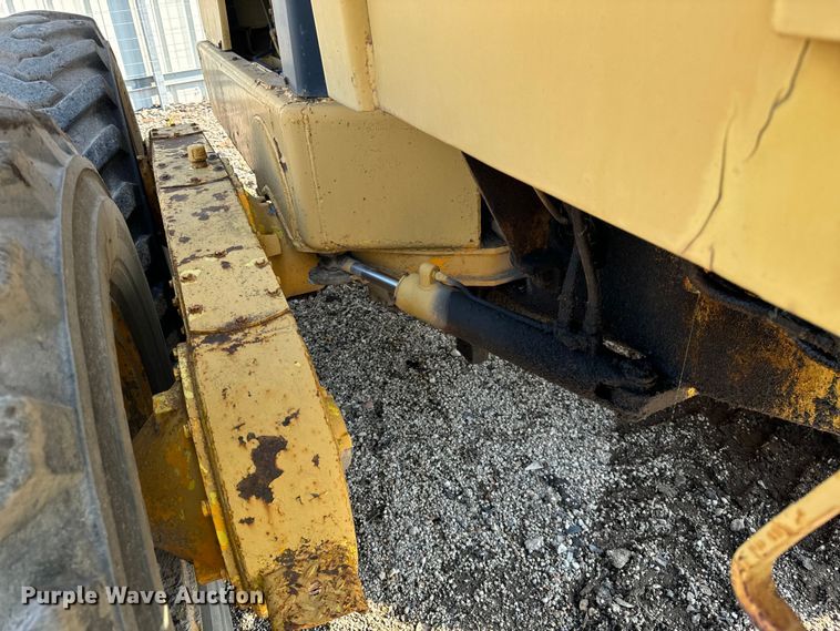 image for item DS5567 1968 John Deere 570A motor grader