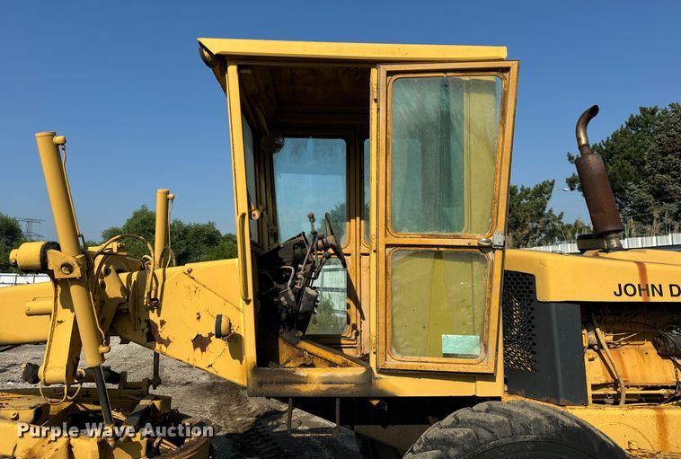 image for item DS5567 1968 John Deere 570A motor grader