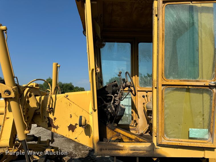 image for item DS5567 1968 John Deere 570A motor grader