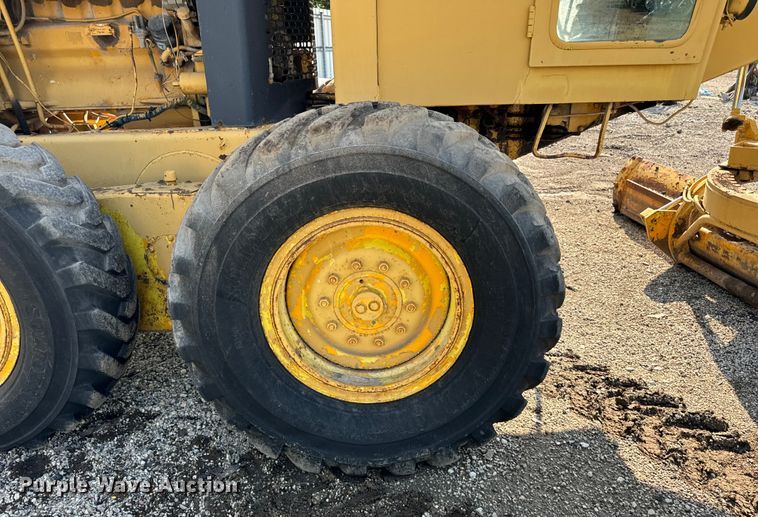 image for item DS5567 1968 John Deere 570A motor grader