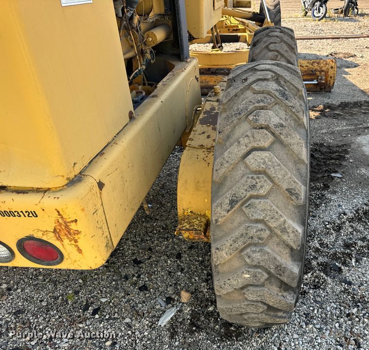 image for item DS5567 1968 John Deere 570A motor grader