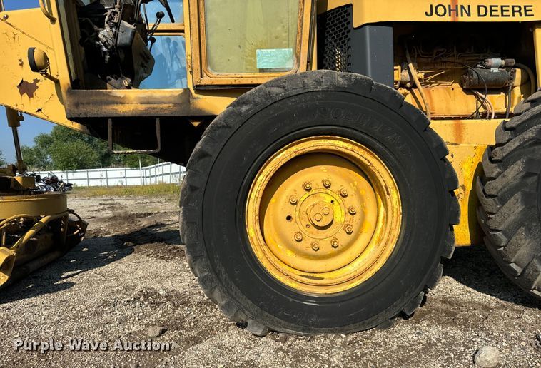 image for item DS5567 1968 John Deere 570A motor grader