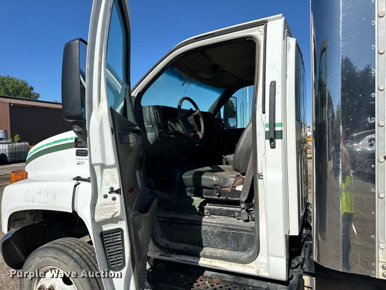 image for item DV5753 2005 GMC C6500 box truck