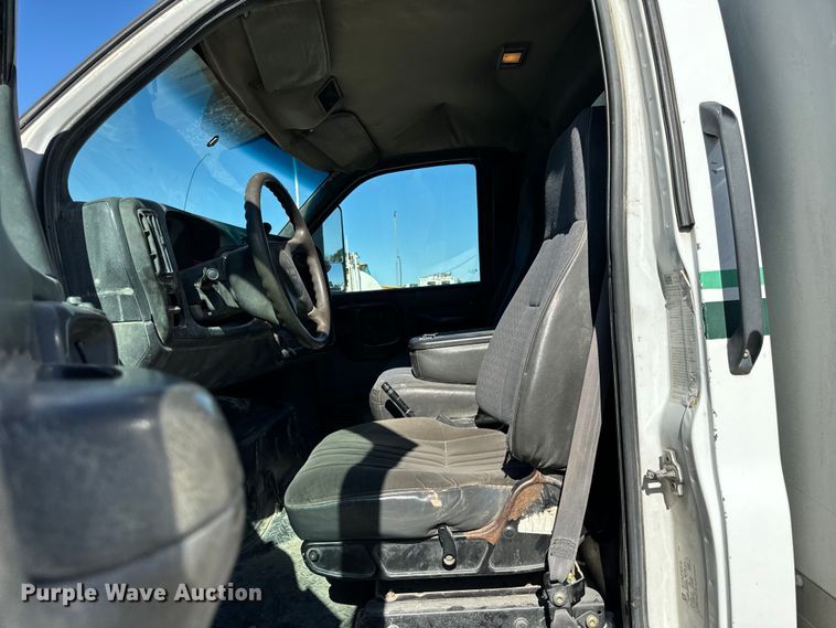 image for item DV5753 2005 GMC C6500 box truck