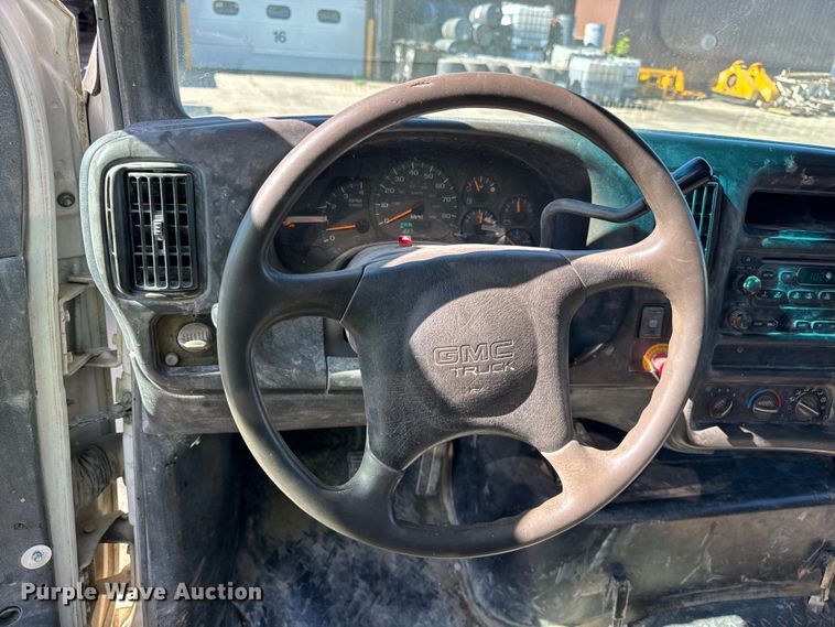 image for item DV5753 2005 GMC C6500 box truck