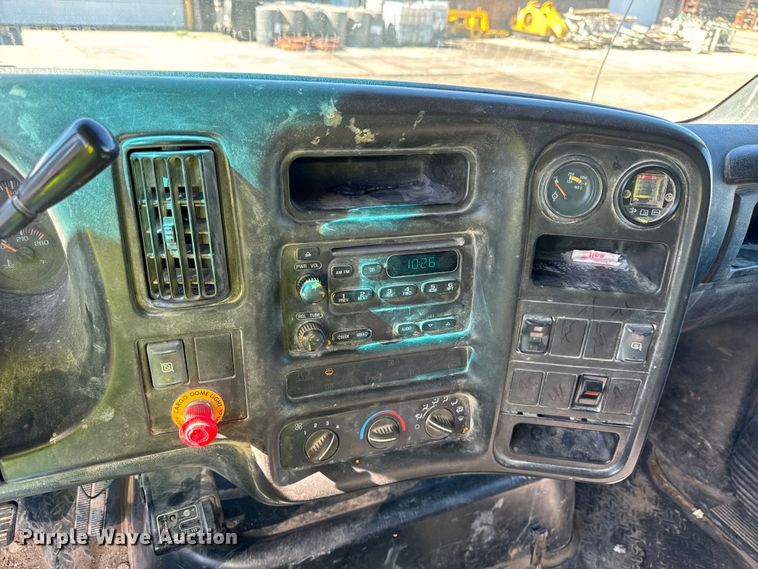 image for item DV5753 2005 GMC C6500 box truck