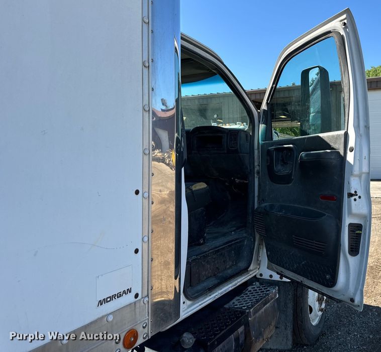image for item DV5753 2005 GMC C6500 box truck