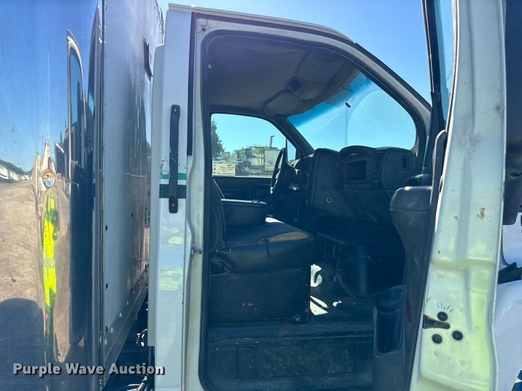 image for item DV5753 2005 GMC C6500 box truck