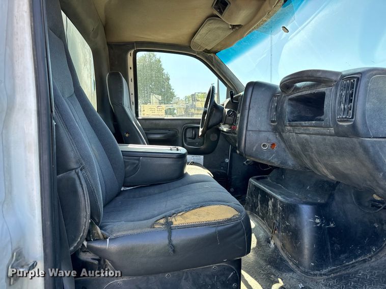 image for item DV5753 2005 GMC C6500 box truck