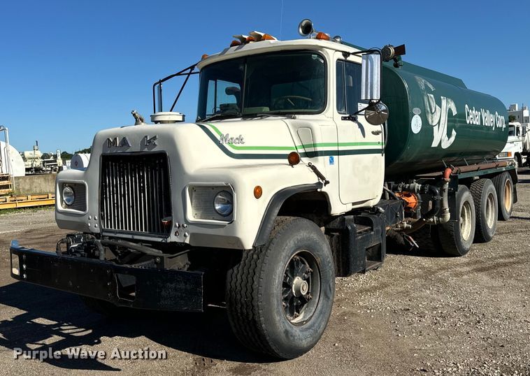 image for item DV5755 1984 Mack  DM685S water truck