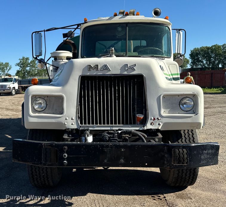 image for item DV5755 1984 Mack  DM685S water truck