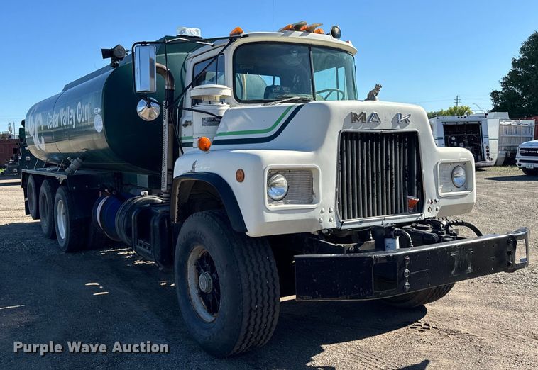 image for item DV5755 1984 Mack  DM685S water truck